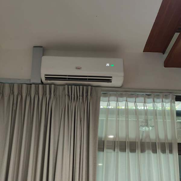 9000 BTU off-grid solar air conditioner at a residential house in Goodman Crest